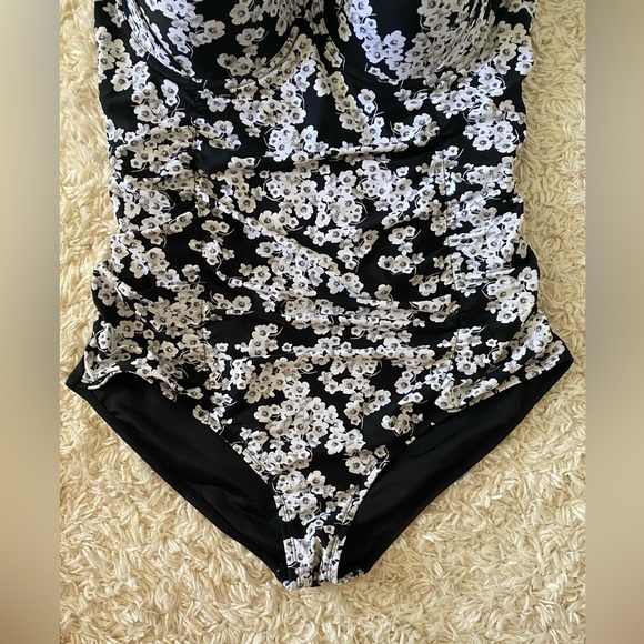 Plus Size 24W Mazu Swim Floral One Piece Swimsuit - Picture 4 of 11